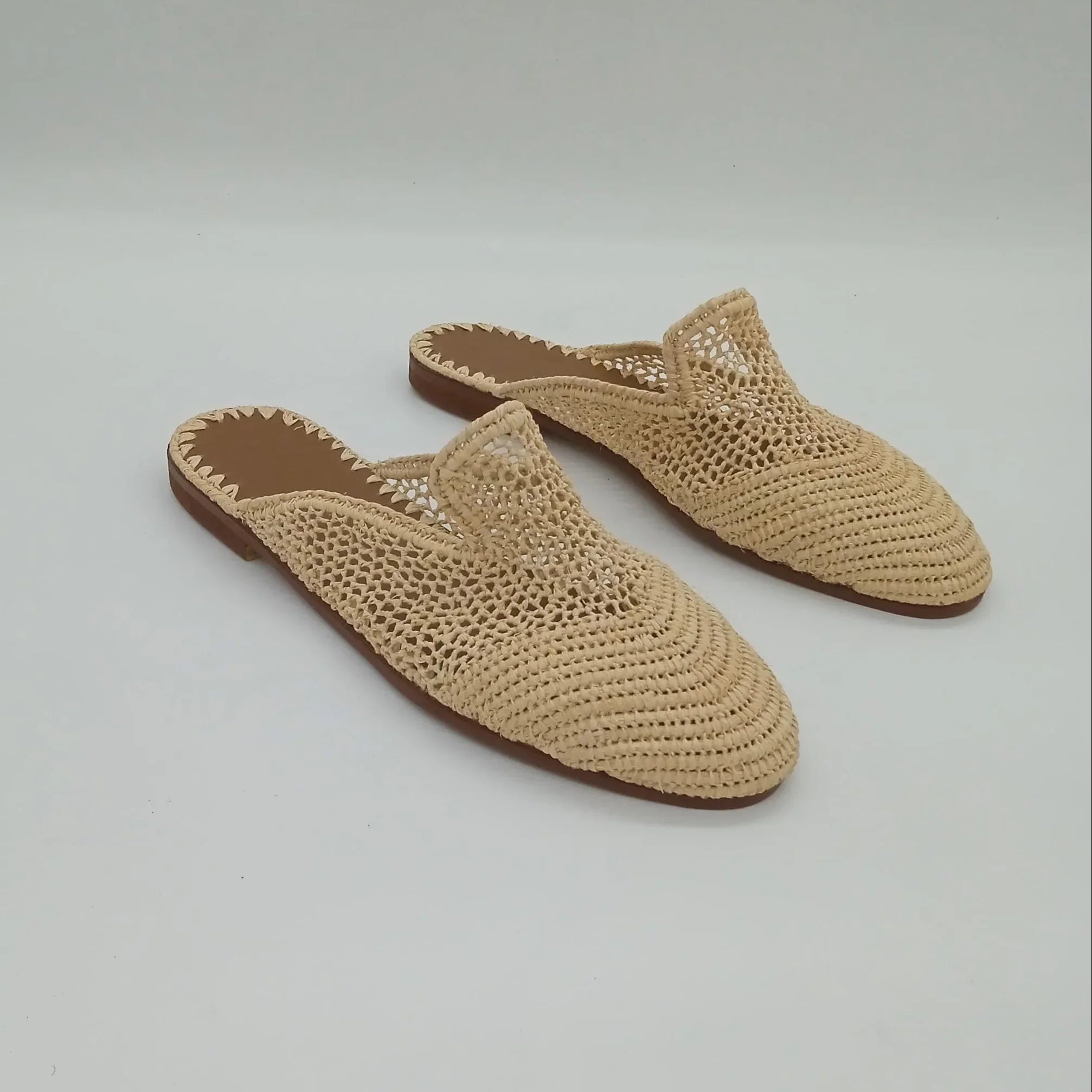 Handmade raffia slippers for women in six colors