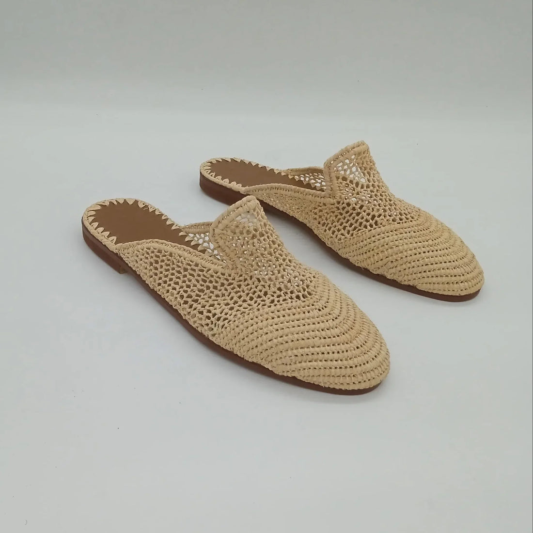 Handmade raffia slippers for women in six colors